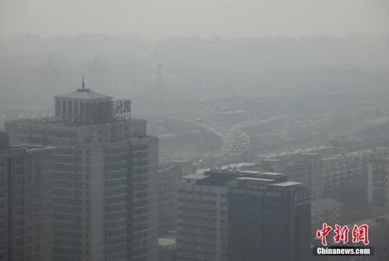 问题城市北京城笼罩在雾霾中